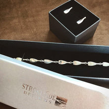 Lade das Bild in den Galerie-Viewer, Ruderarmband - kleines Paddel aus Federn | Strokeside-Designs