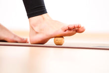 Kép betöltése a galériamegjelenítőbe: Masszázs golyó - kőrisfa, 4 cm | rollholz