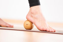 Lade das Bild in den Galerie-Viewer, Massageball - Erle, 7 cm | rollendes Holz