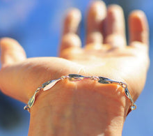 Lade das Bild in den Galerie-Viewer, Ruderarmband - kleines Paddel aus Federn | Strokeside-Designs