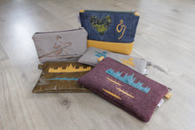 Kép betöltése a galériamegjelenítőbe: kis táska evezős mintával - sárga, kék